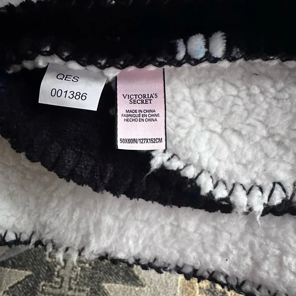 Beautiful Victoria’s Secret blanket - Picture 2 of 4